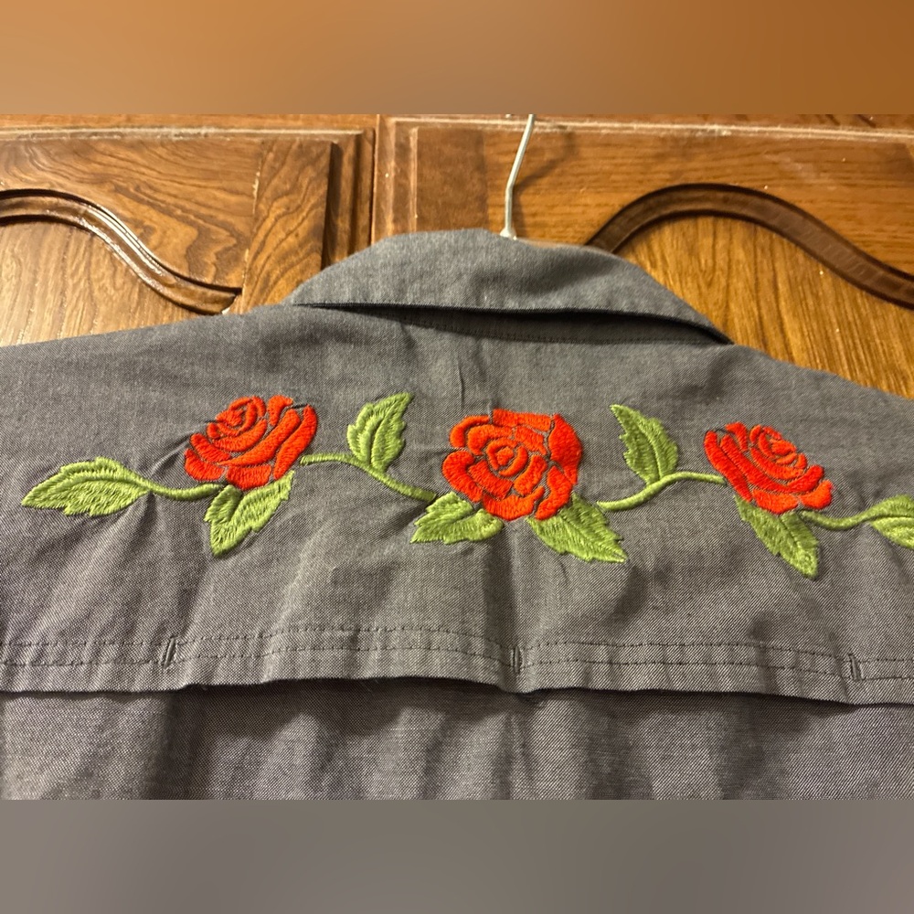 Howler Brothers Gray Skull & Begonias Embroidered Shirt - Picture 4 of 7